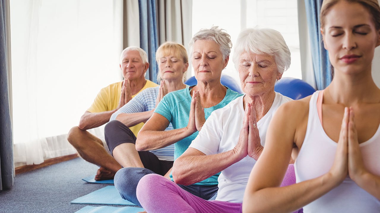 bai-tap-yoga-cho-nguoi-gia